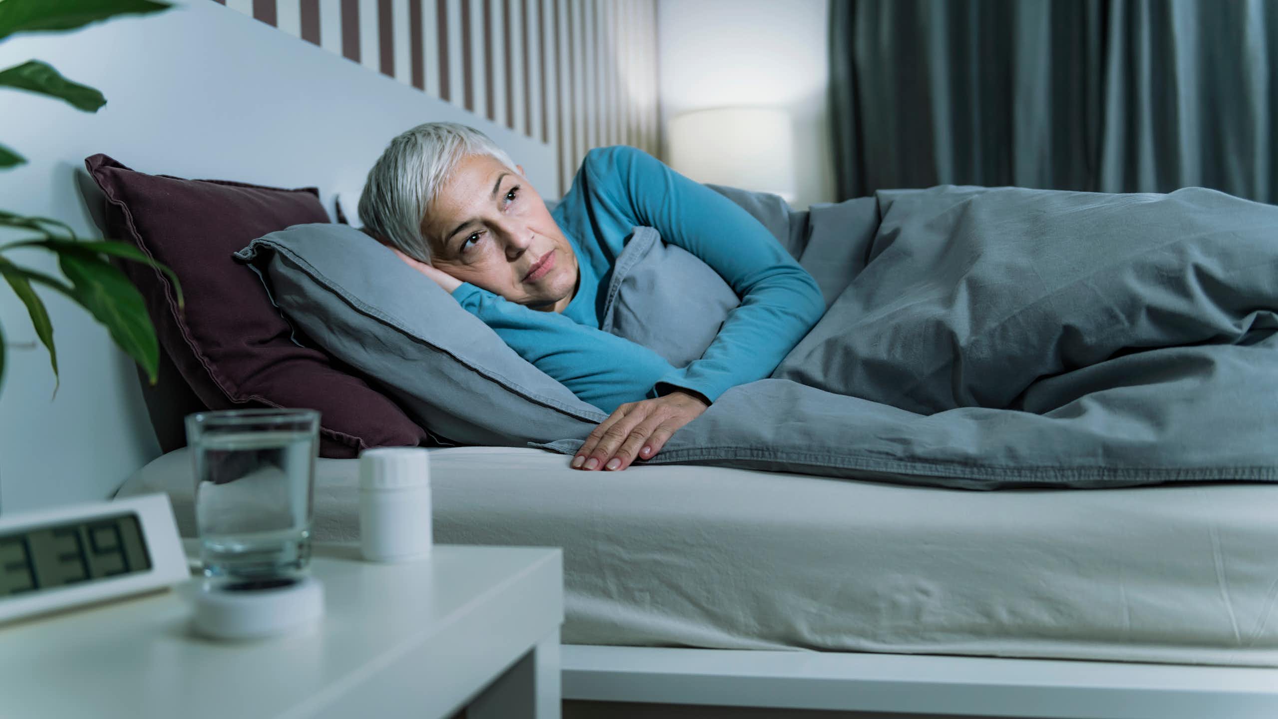 Una mujer en la cama con los ojos abiertos