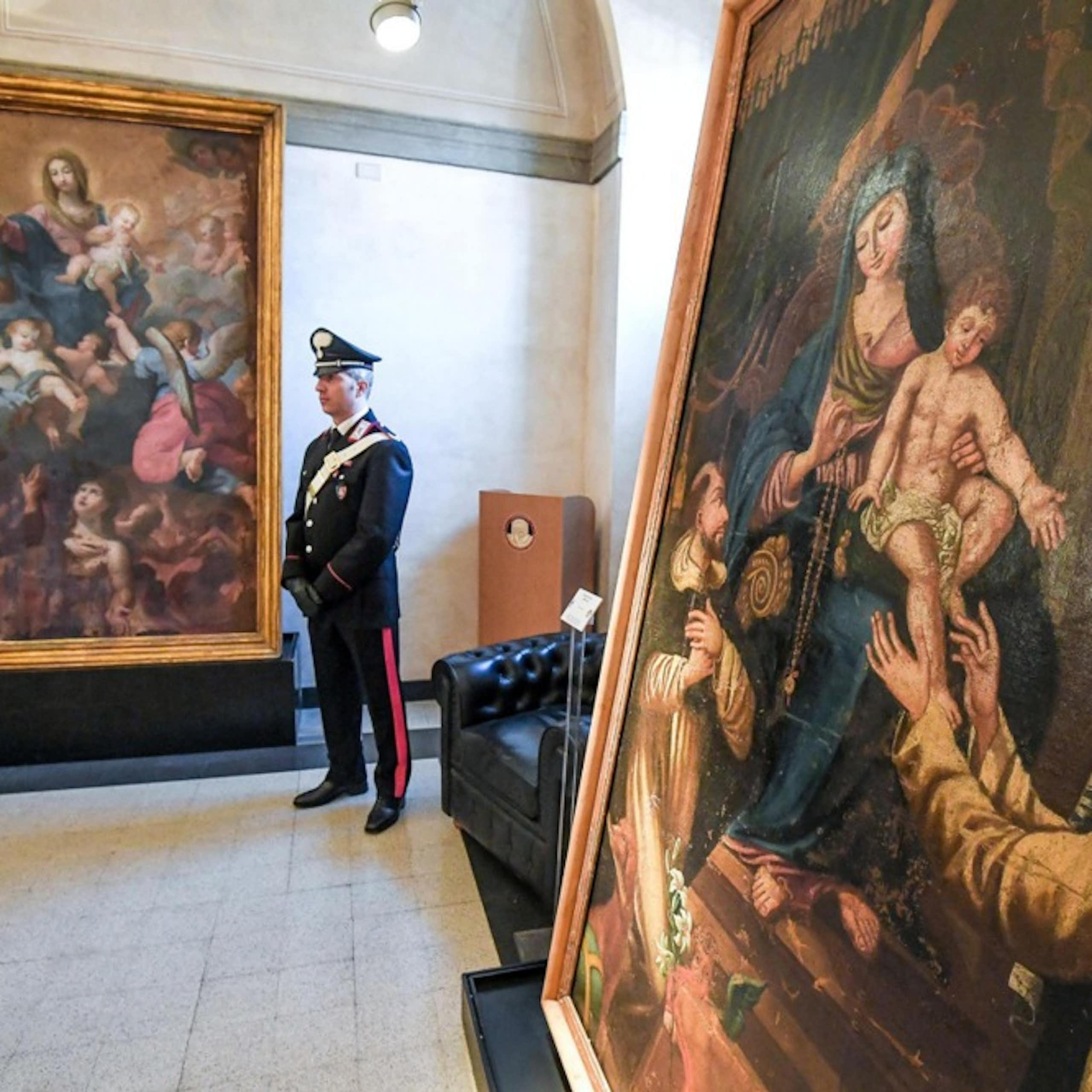 A polícia italiana anuncia a recuperação de 37 obras de arte roubadas em toda a Itália.